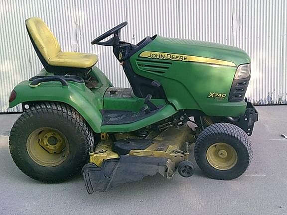 Image of John Deere X740 equipment image 1