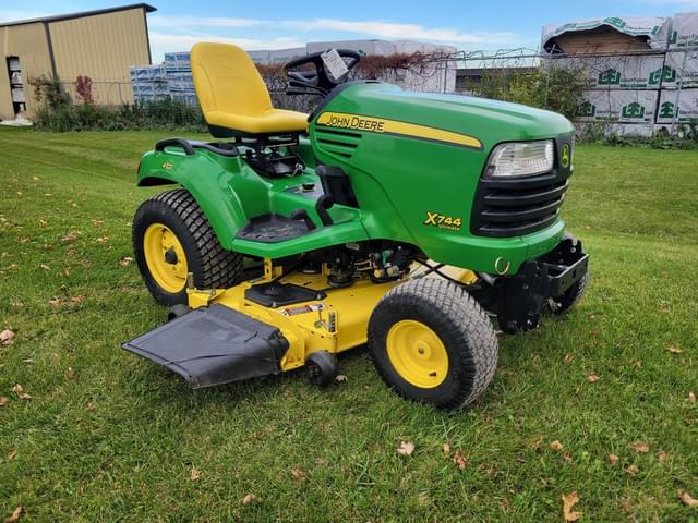 Image of John Deere X744 equipment image 1