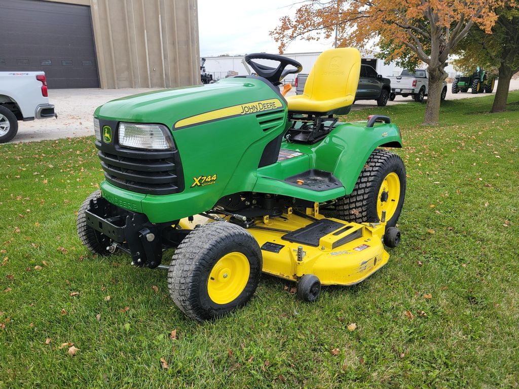 2007 John Deere X744 Equipment Image0