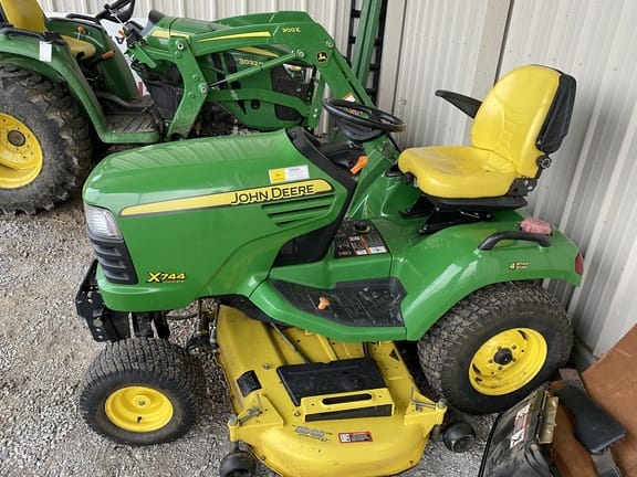 Main image John Deere X744