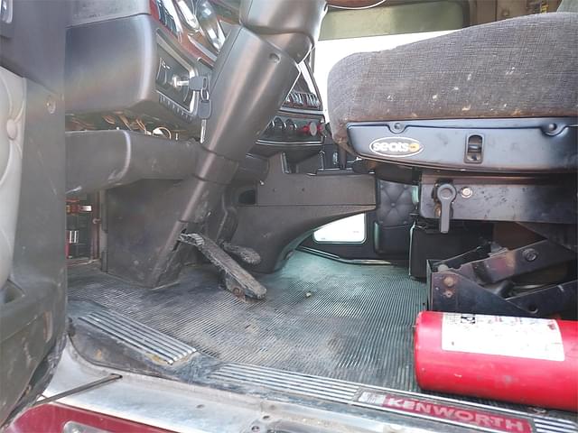 Thumbnail image Kenworth T600 21