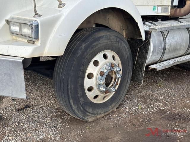 Image of Kenworth T800 equipment image 3