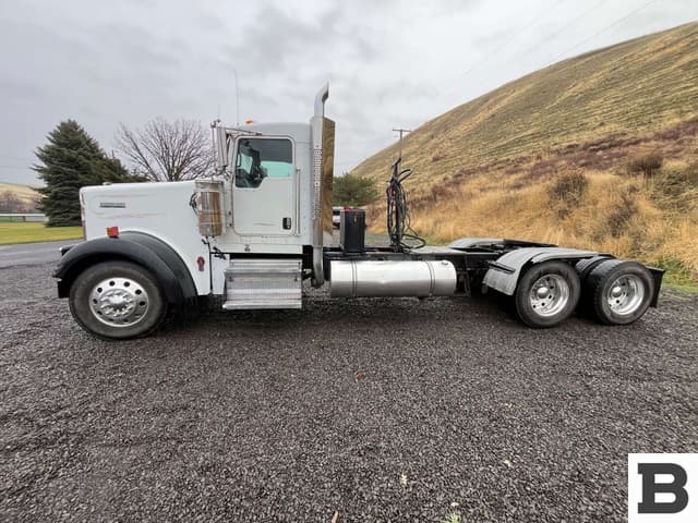 Image of Kenworth W900 equipment image 2