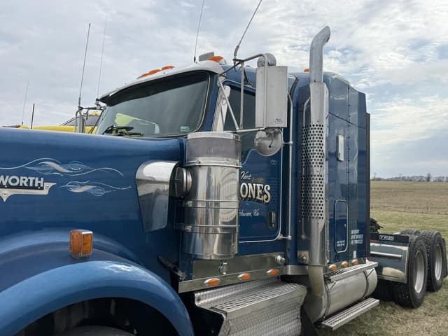 Image of Kenworth W900B equipment image 3