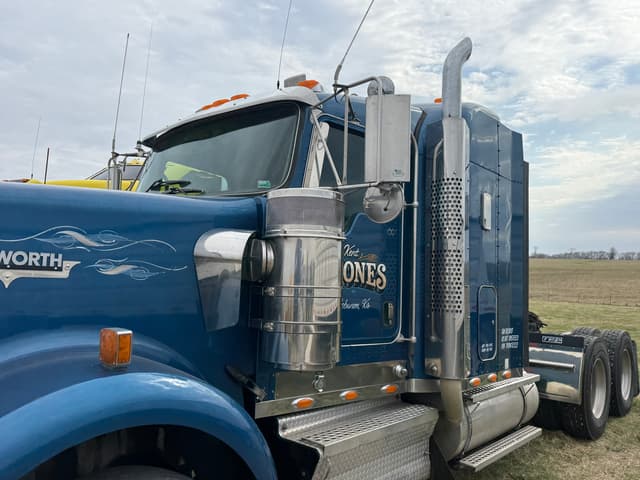 Image of Kenworth W900B equipment image 2