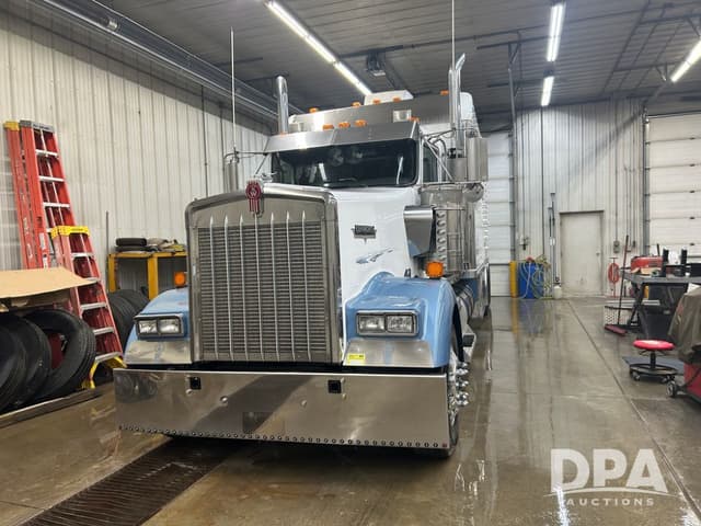 Image of Kenworth W900L equipment image 2