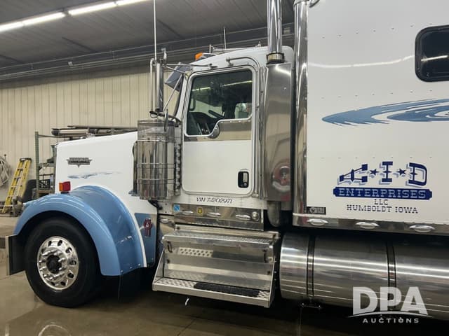 Image of Kenworth W900L equipment image 4
