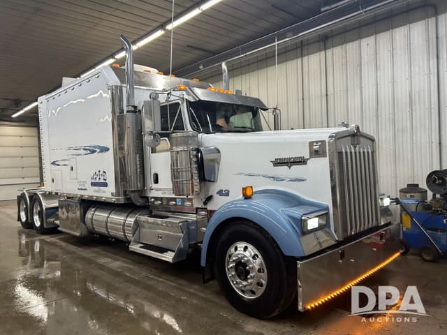 Image of Kenworth W900L equipment image 1