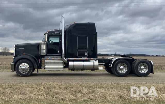 Image of Kenworth W900L equipment image 3