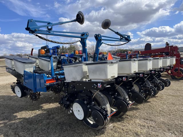 Image of Kinze 3200 equipment image 3