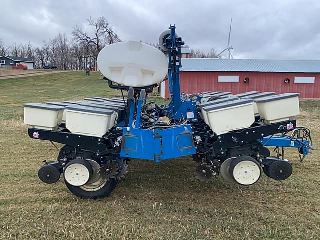 Image of Kinze 3200 equipment image 4