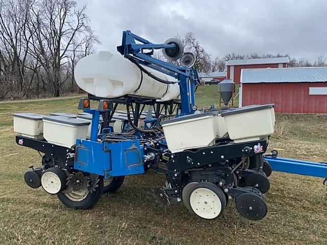 Image of Kinze 3200 equipment image 3