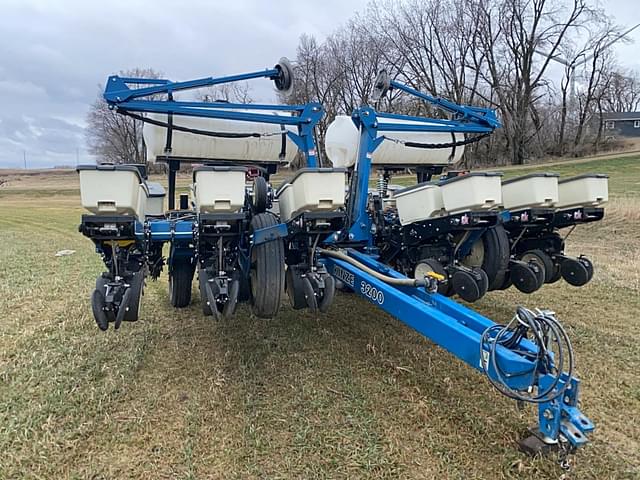 Image of Kinze 3200 equipment image 2