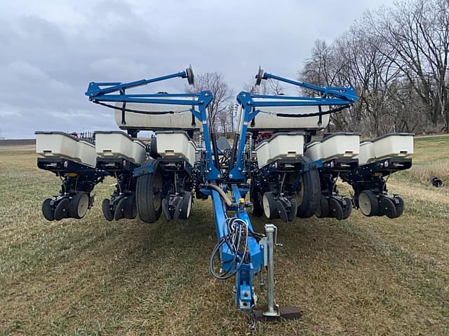 Image of Kinze 3200 equipment image 1