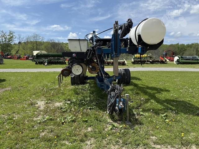 Image of Kinze 3400 equipment image 2