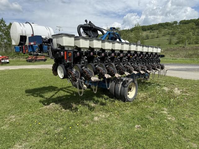 Image of Kinze 3400 equipment image 3