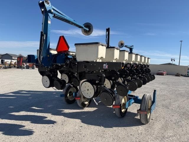 Image of Kinze 3500 equipment image 4