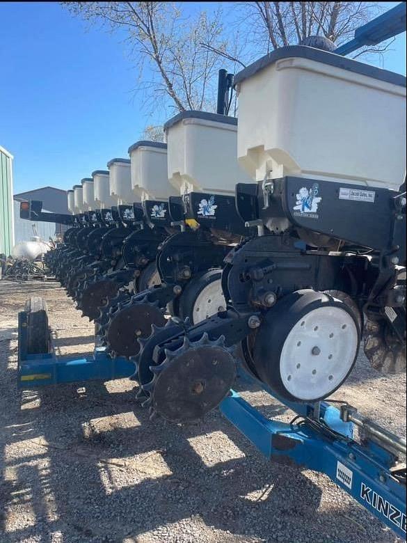 Image of Kinze 3500 equipment image 2