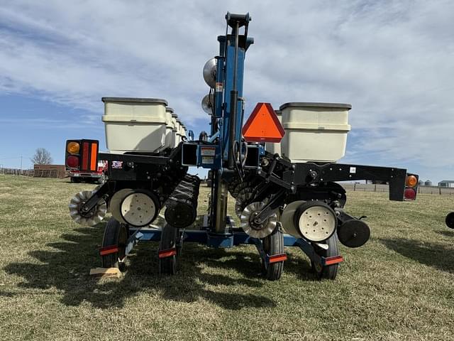 Image of Kinze 3500 equipment image 3