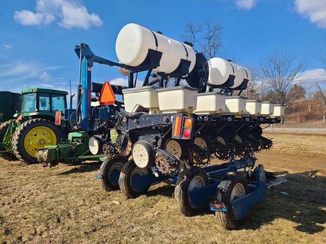 Image of Kinze 3500 equipment image 2