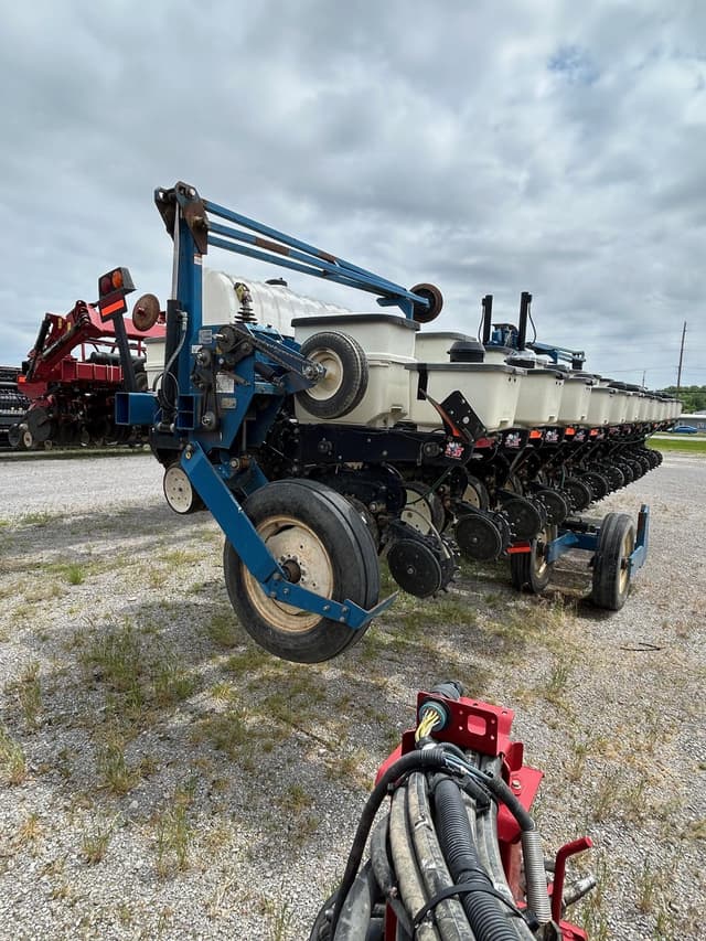 Image of Kinze 3600 equipment image 2