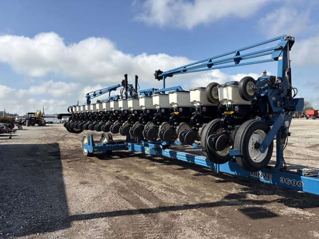 Image of Kinze 3600 equipment image 3