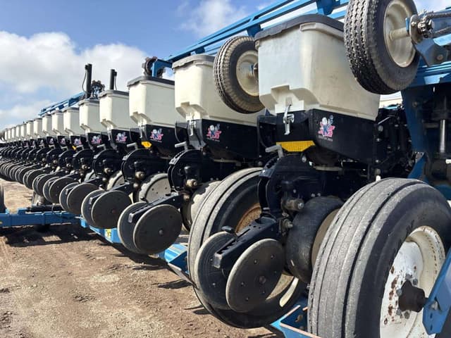 Image of Kinze 3600 equipment image 4