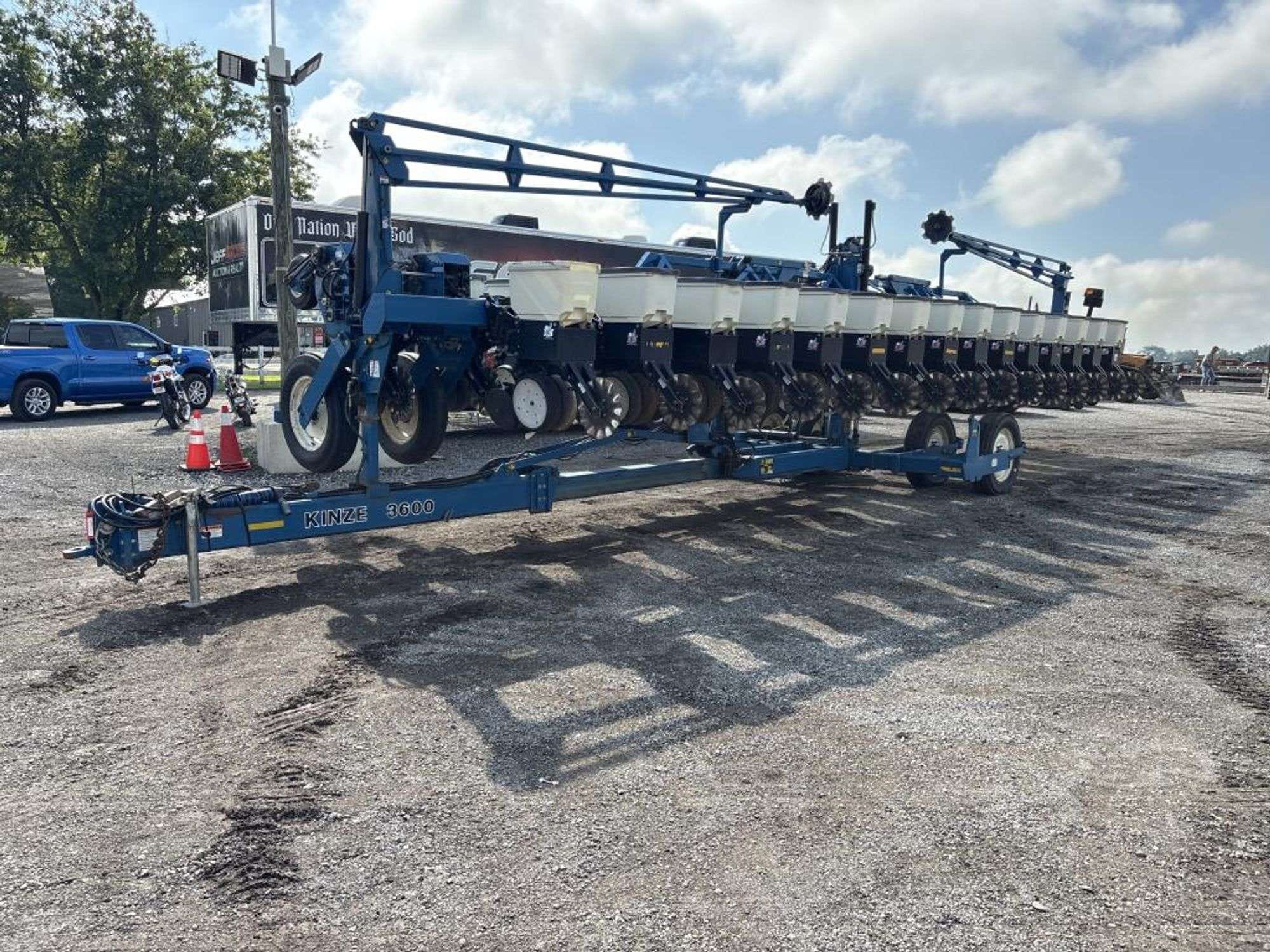 2007 Kinze 3600 Equipment Image0