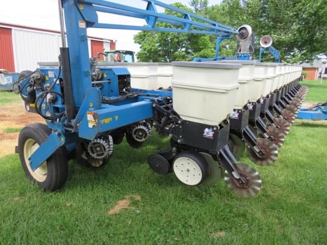 Image of Kinze 3600 equipment image 2