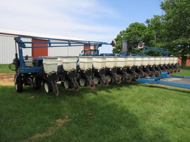 Image of Kinze 3600 equipment image 1