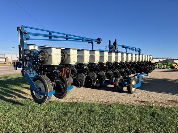 Image of Kinze 3600 equipment image 3