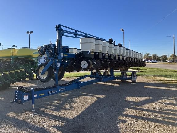 Image of Kinze 3600 equipment image 2