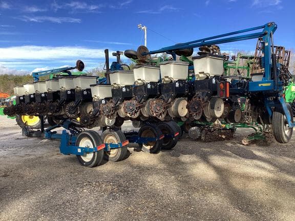 Image of Kinze 3600 equipment image 1