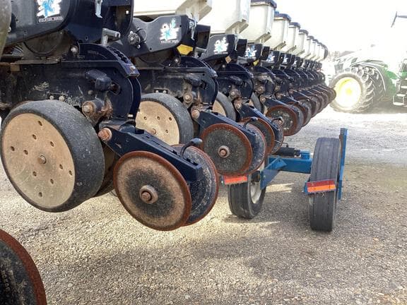 Image of Kinze 3600 equipment image 2