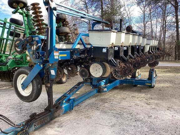 Image of Kinze 3600 equipment image 3