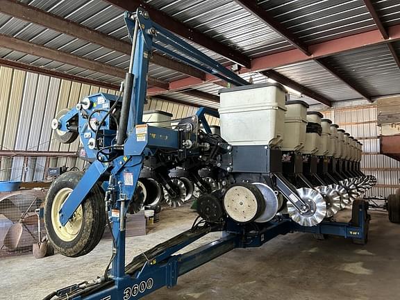 Image of Kinze 3600 equipment image 2