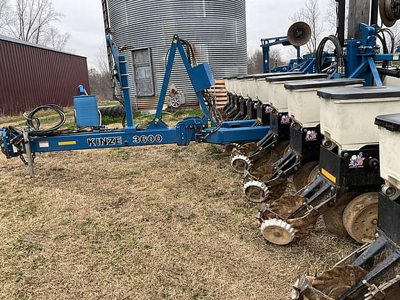 Image of Kinze 3600 equipment image 1