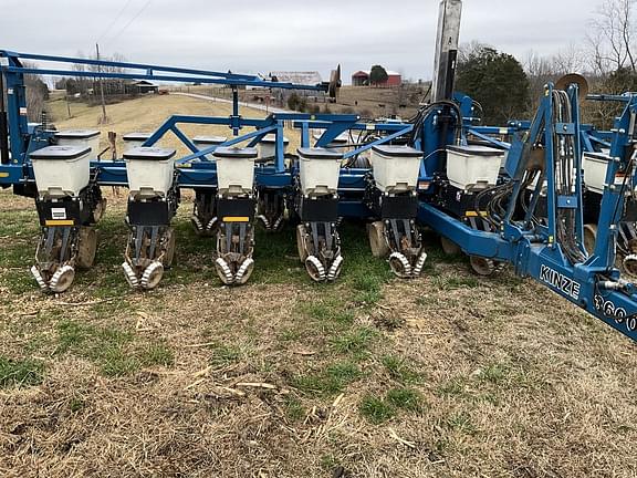 Image of Kinze 3600 equipment image 2