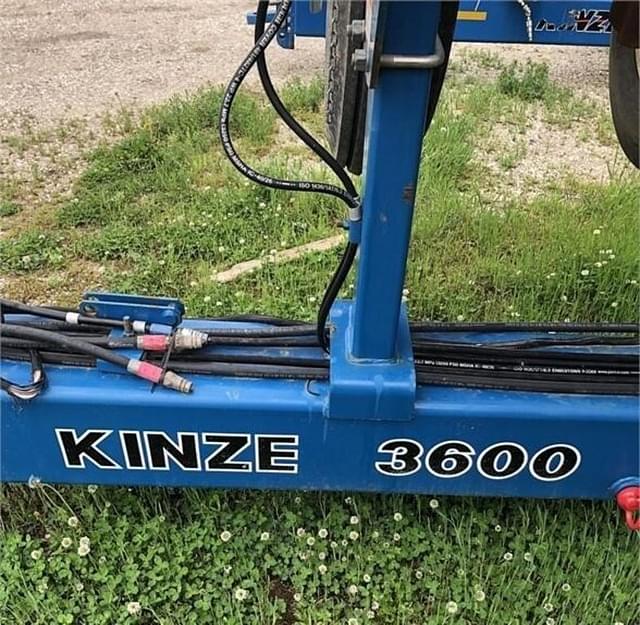 Image of Kinze 3600 equipment image 2