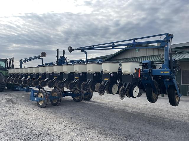 Image of Kinze 3600 equipment image 2