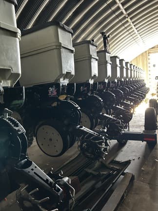 Image of Kinze 3650 equipment image 2