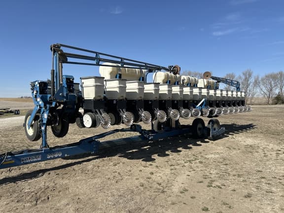 Image of Kinze 3650 equipment image 2