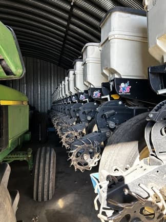 Image of Kinze 3650 equipment image 4