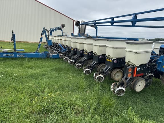 Image of Kinze 3650 equipment image 3