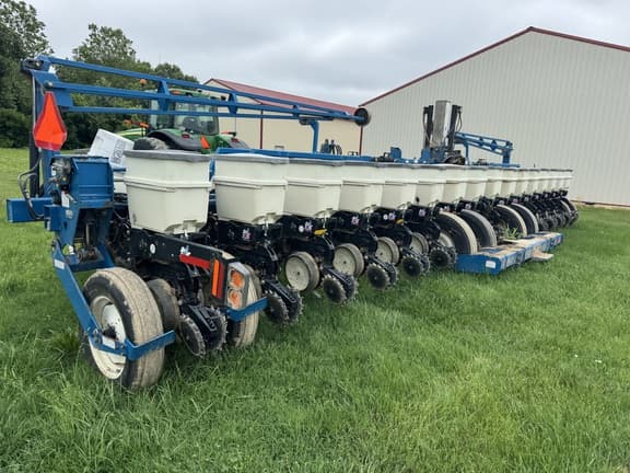 Image of Kinze 3650 equipment image 1