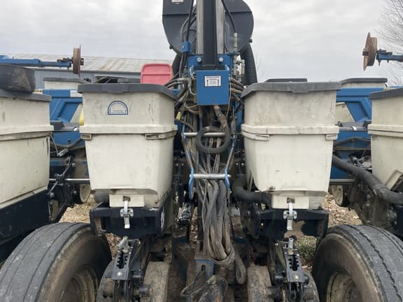 Image of Kinze 3650 equipment image 2