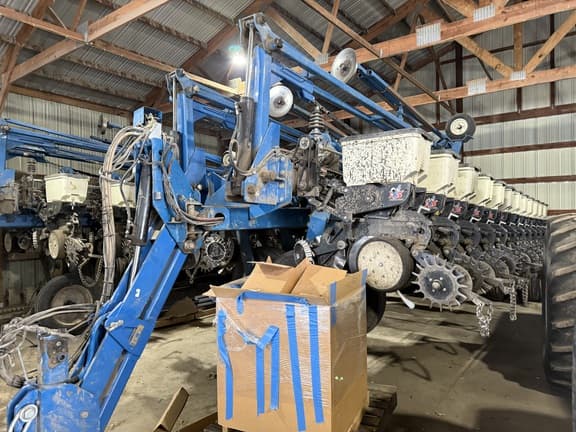 Image of Kinze 3700 equipment image 1