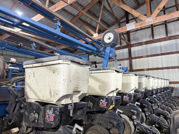 Image of Kinze 3700 equipment image 3