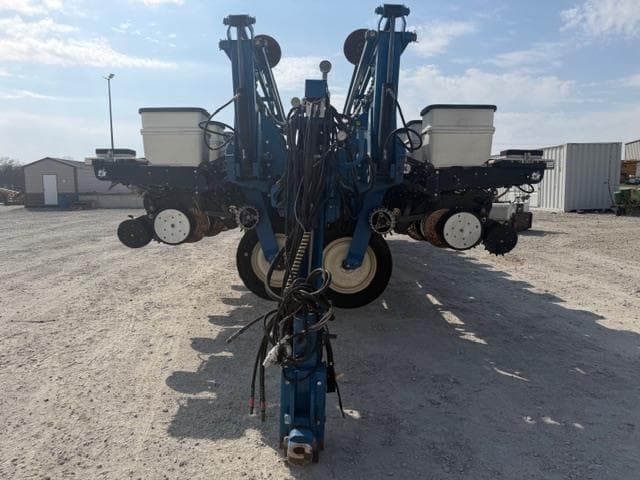 Image of Kinze 3700 equipment image 1