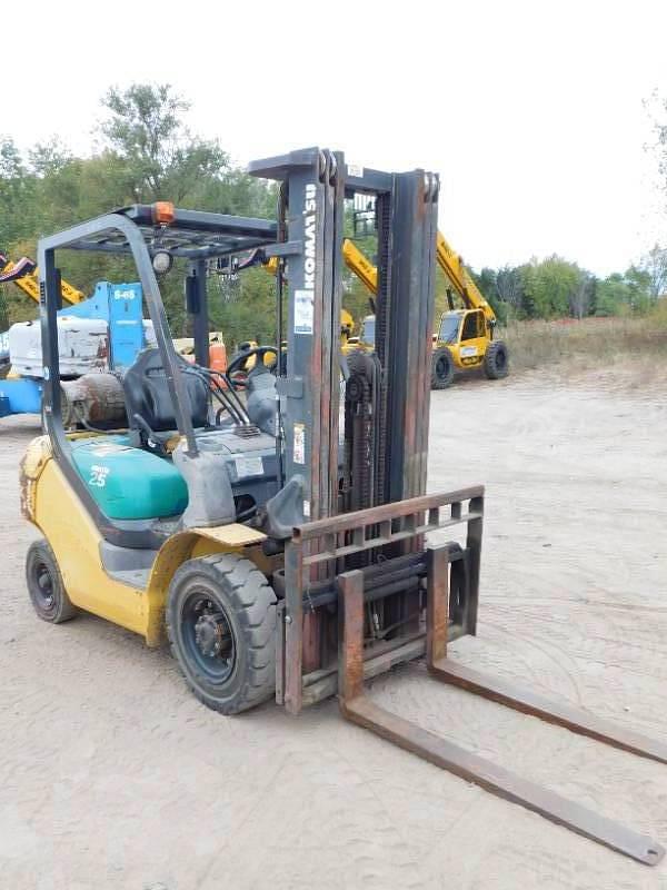 Image of Komatsu FG25T-16 equipment image 4